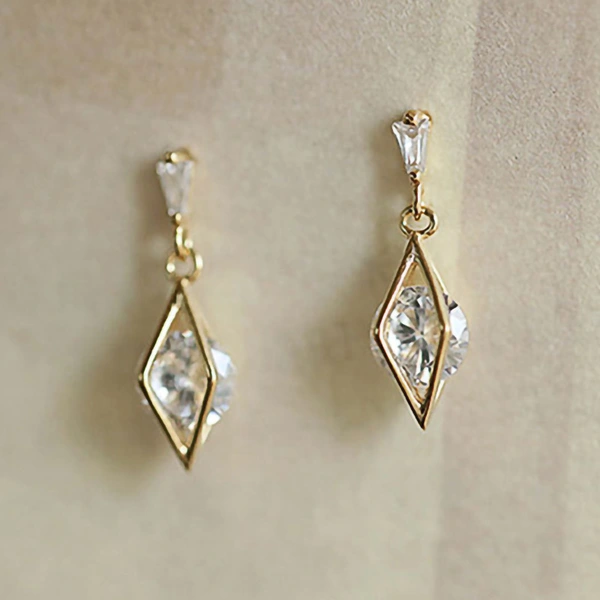  Geometric design earrings for women, fashionable and trendy, French style, simple and generous earrings, shiny round zircon