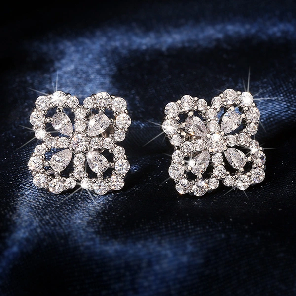 European and American classic four-leaf clover full diamond sequin earrings new floral micro-inlaid zircon earrings fashionable and delicate earrings