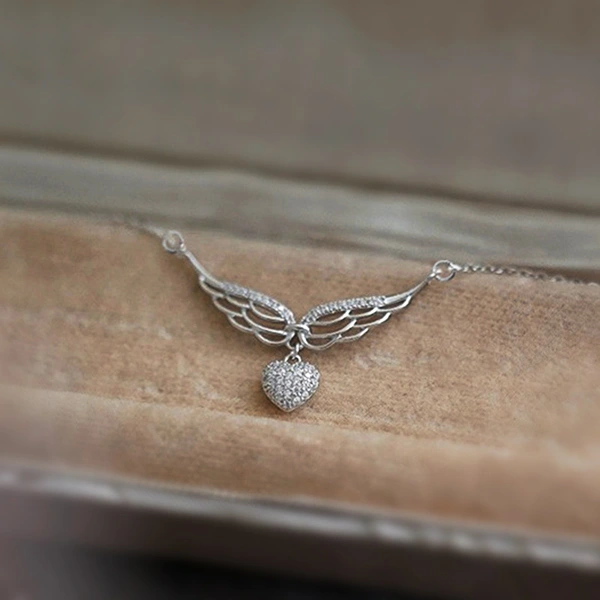  Korean version of the heart pendant female angel wings elegant lady necklace heart-shaped niche o-shaped chain