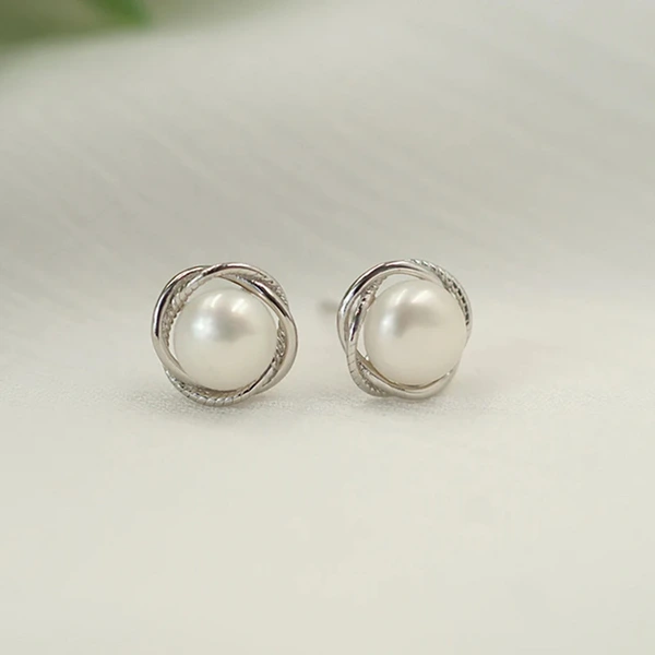  Korean version of simple niche imitation pearl earrings twisted flower flower earrings retro Hong Kong style French earrings