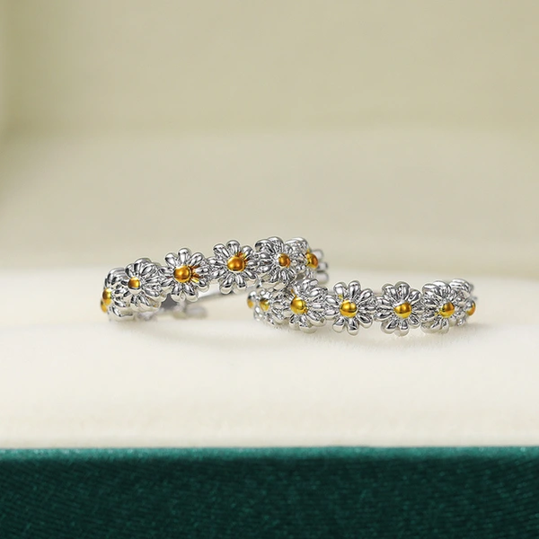 New hot selling small commodity fashion simple small daisy two-color women's earrings wholesale