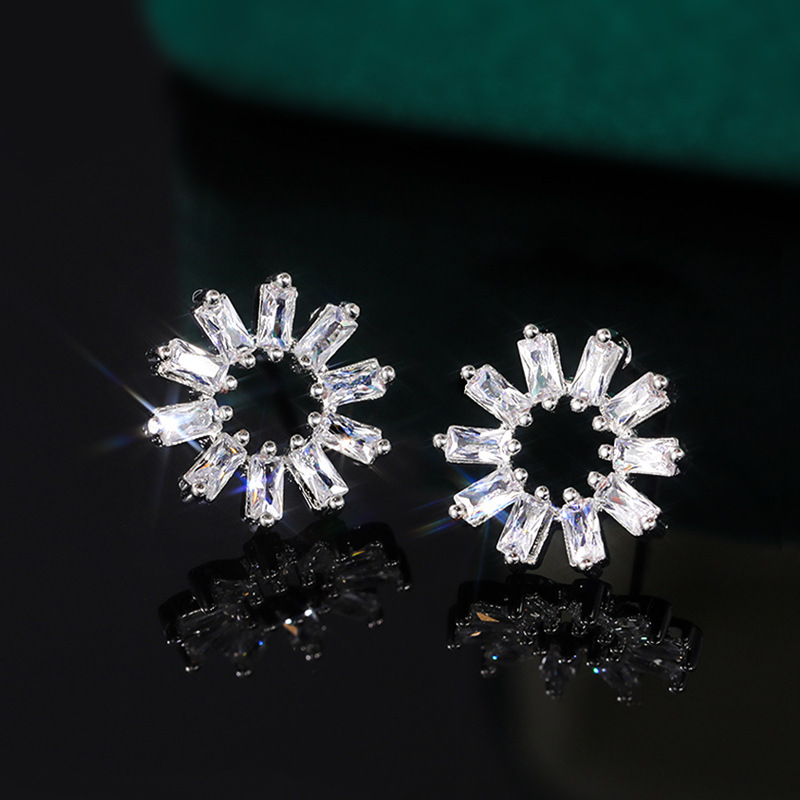  Japanese and Korean small fresh earrings sweet hollow snowflake zircon earrings daily matching student earrings wholesale
