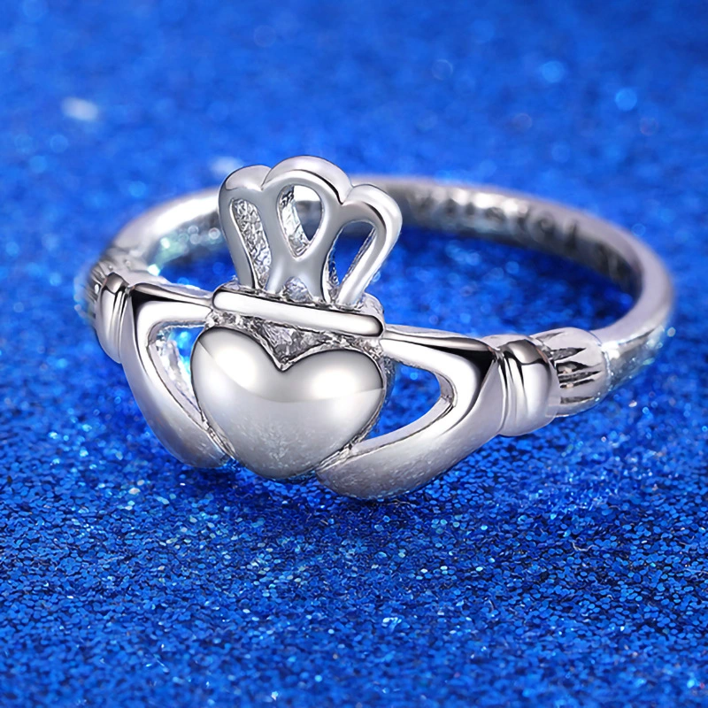   Hot-selling jewelry in Europe and America, hollow hand holding love ring, English letters, fashionable metal ring