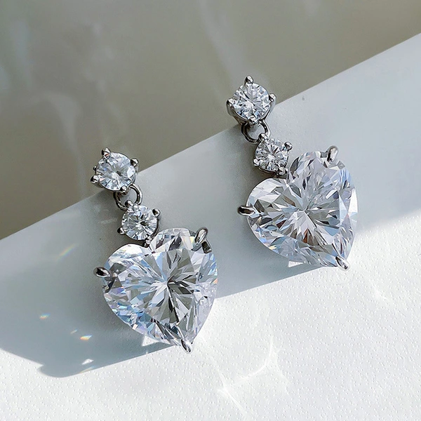 Chinese Valentine's Day gentle love heart earrings inlaid with zircon sweet jewelry fashionable and elegant daily matching style
