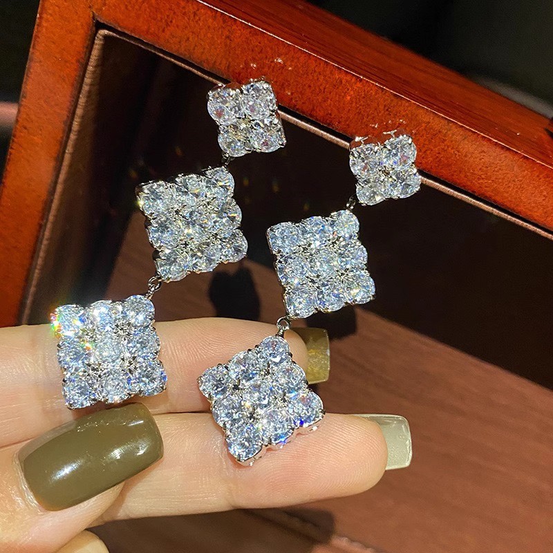  New style micro-inlaid geometric small Chanel style earrings for women, fashionable and elegant earrings, light luxury and high-end jewelry