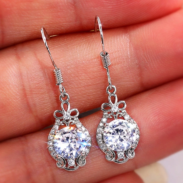   Kuaishou live broadcast new Internet celebrity style flower short ear hook simple zircon temperament earrings