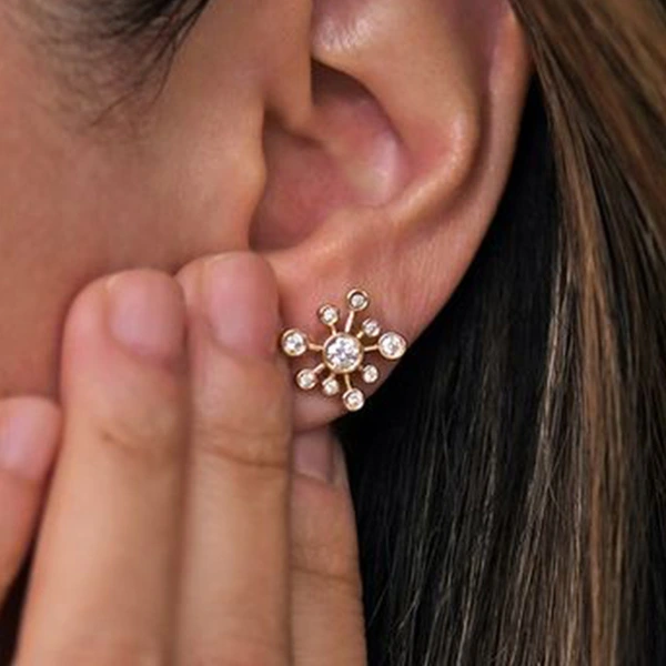 Best-selling jewelry set with simple design, geometric hoop earrings, and a cool, trendy necklace featuring a trendy internet celebrity look.