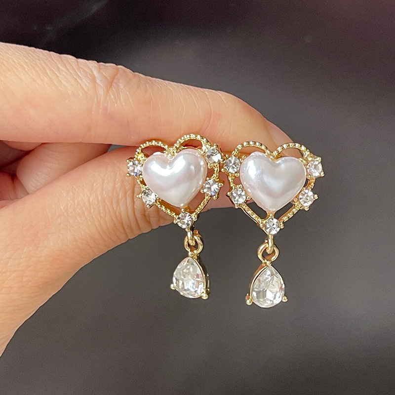  French retro palace earrings Korean temperament simple girl earrings love water drop imitation pearl earrings