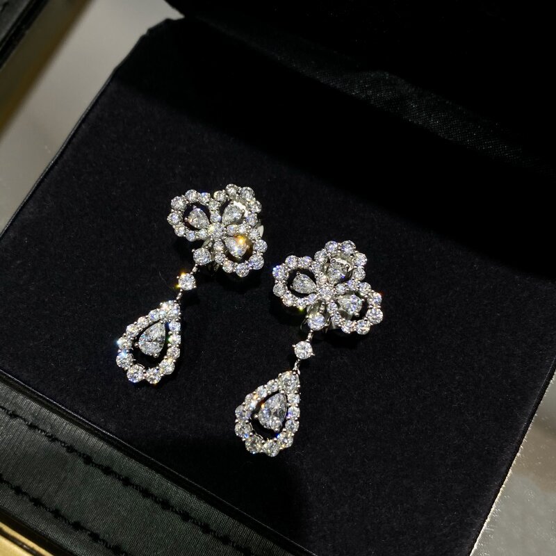   Flower-shaped teardrop earrings show off your face, small hollow exquisite earrings for women, stylish and elegant with coats