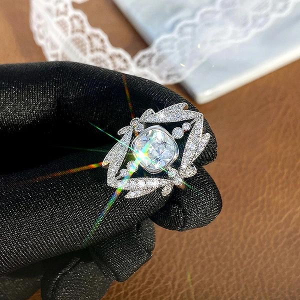   New crown ring unique design hollow domineering ring geometric high-end ring