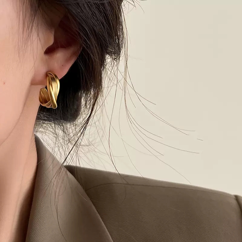 Fashionable temperament gold retro earrings for women Hong Kong style metallic designer earrings C-shaped earrings