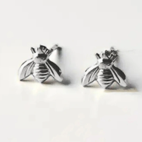  Realistic cute bee earrings for women, simple and popular matching earrings, exquisite and fashionable, popular friend gift