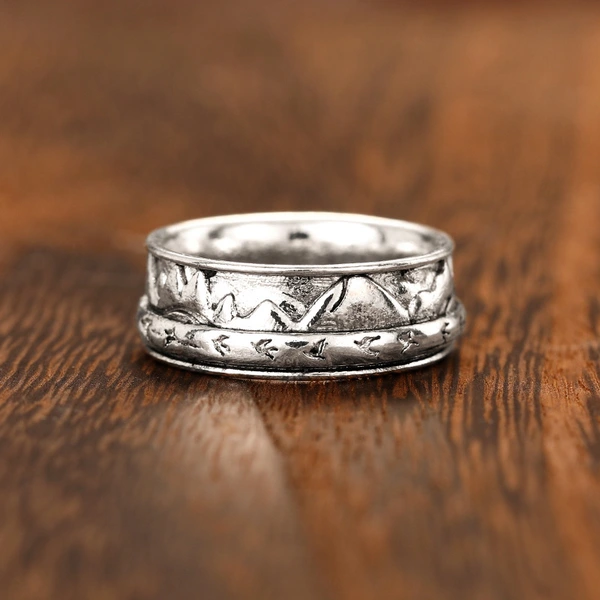  The index finger ring of the mountains is unique and majestic, with a retro mountain ring and the swallows flying south in a continuous action bracelet.