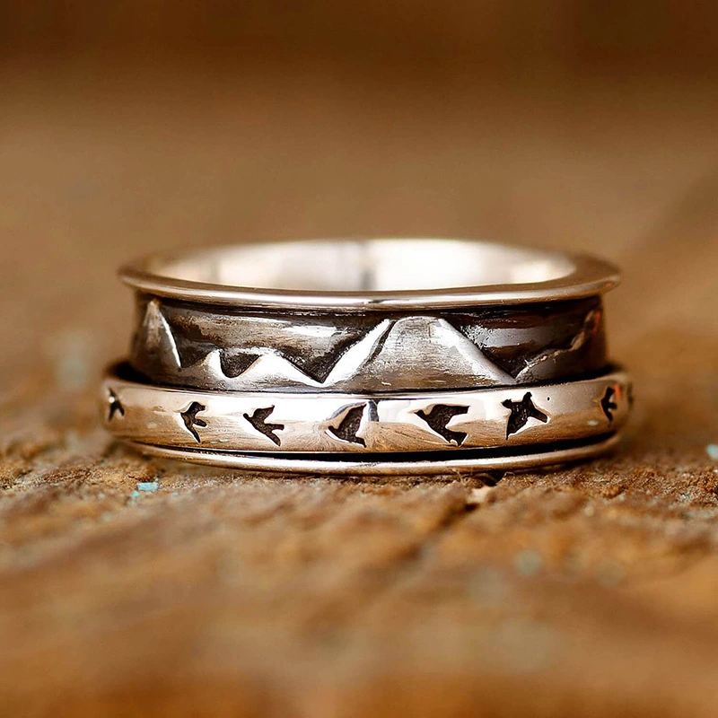  The index finger ring of the mountains is unique and majestic, with a retro mountain ring and the swallows flying south in a continuous action bracelet.