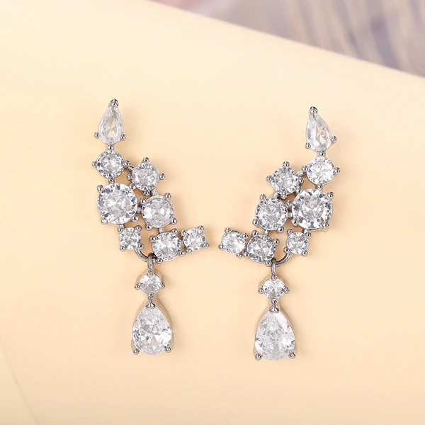 Korean fashion hot selling earrings with diamonds and popular leaf tassel earrings, leaf shaped teardrop earrings wholesale