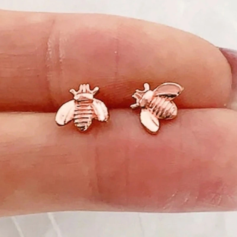  Realistic cute bee earrings for women, simple and popular matching earrings, exquisite and fashionable, popular friend gift