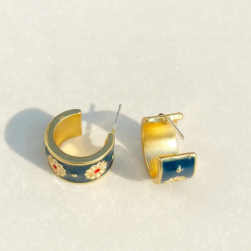 Xiaohongshu's hot-selling blue daisy earrings, simple C-shaped earrings, European and American celebrity floral earrings