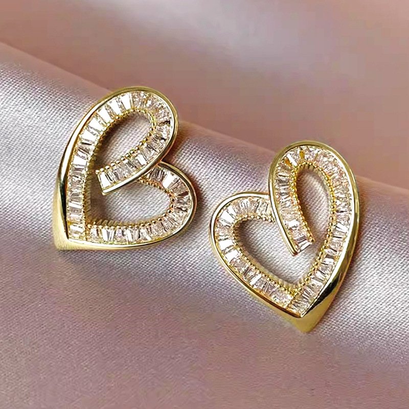 Factory direct sales of new earrings with heart hollow design, niche Korean style, elegant and super popular