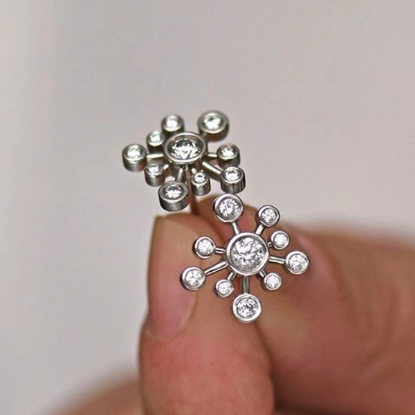 Best-selling jewelry set with simple design, geometric hoop earrings, and a cool, trendy necklace featuring a trendy internet celebrity look.