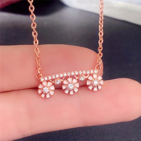 Xiaohongshu recommends a fairy-style fresh flower pendant with an oil-drop flower-shaped necklace and sweater chain.