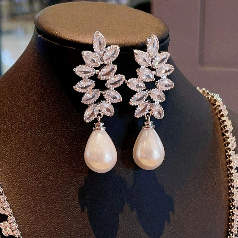 Celebrity temperament horse eye leaf earrings female teardrop-shaped imitation pearl jewelry light luxury fairy lady earrings