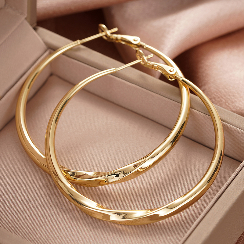 Manufacturers wholesale water drop design earrings for women fashion personality internet celebrity style Middle Eastern light luxury eye-catching earrings