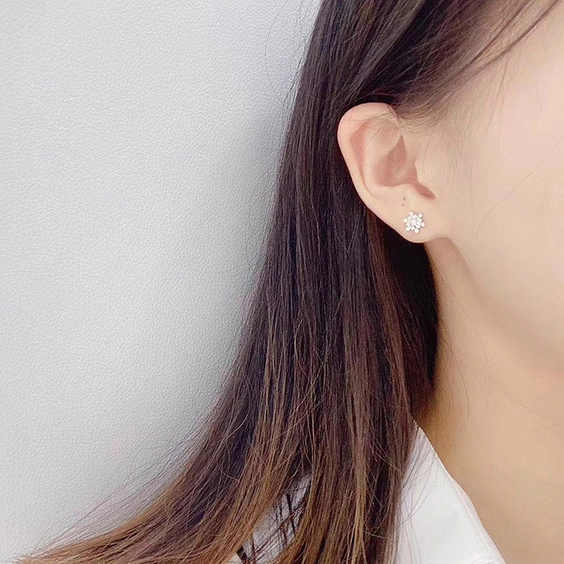 Beautiful snowflake earrings, niche design, light luxury floral earrings, simple temperament, high-end earrings