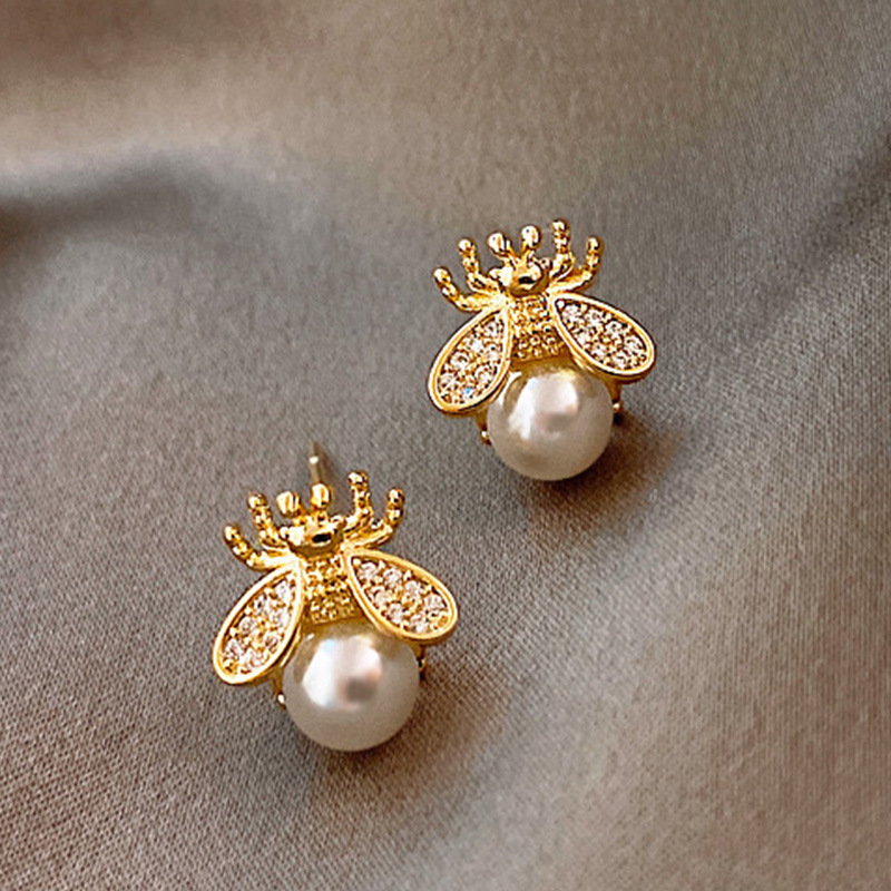 Simple and compact Korean earrings for women, niche design, bee imitation pearl earrings, 2022 spring new style