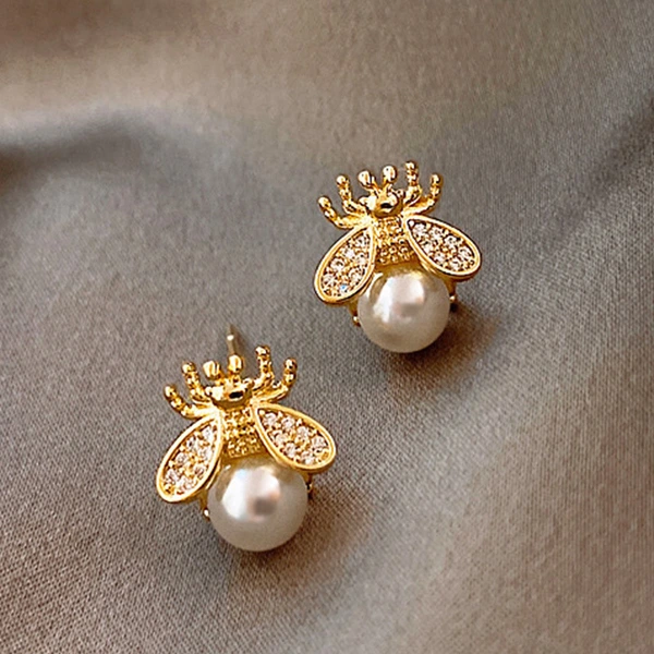 Simple and compact Korean earrings for women, niche design, bee imitation pearl earrings, 2022 spring new style