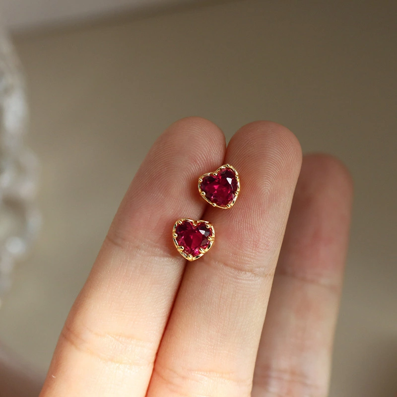 Live hot selling sweetheart earrings for women, heart-shaped sweet earrings for daily wear, exquisite zircon jewelry