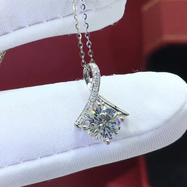 Niche design four-claw human-shaped necklace fashionable and exquisite women's zircon clavicle chain Valentine's Day gift