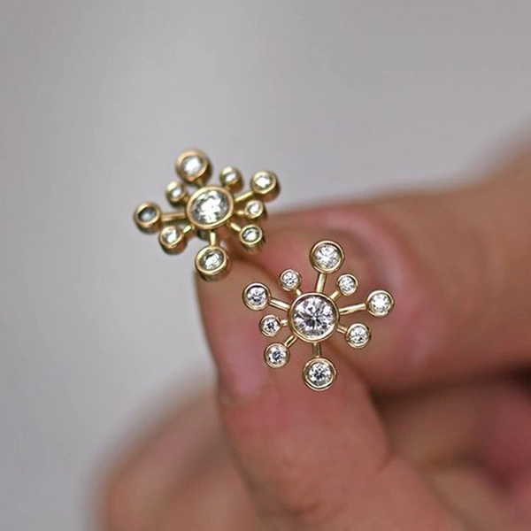 Best-selling jewelry set with simple design, geometric hoop earrings, and a cool, trendy necklace featuring a trendy internet celebrity look.