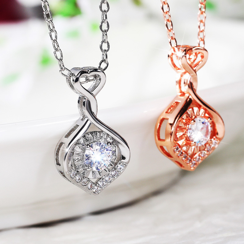 European and American celebrity pendant necklace with diamond and zircon heart-shaped necklace for women, trendy niche design, simple clavicle chain