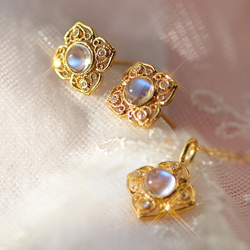  French fashion four-leaf clover hollow necklace earrings temperament lace retro set high-end female jewelry