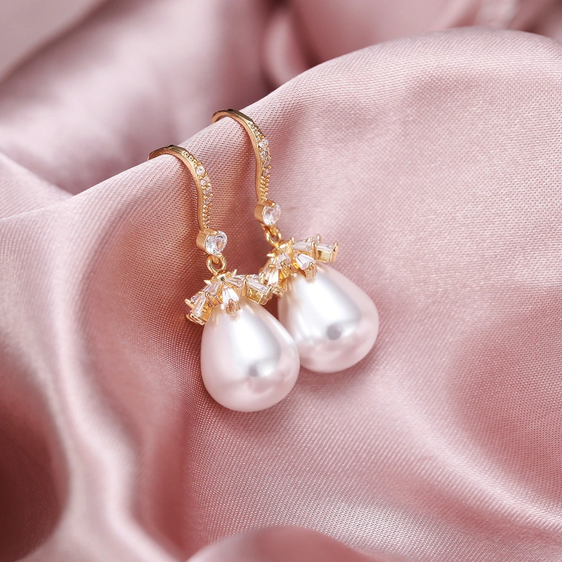 Japanese and Korean Baroque style earrings, simple artificial pearl earrings, retro palace style, long and versatile earrings