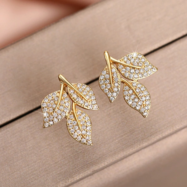  New style of diamond leaf earrings for women, exquisite and small, versatile earrings with floral design and aristocratic style