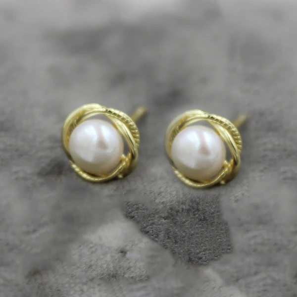  Korean version of simple niche imitation pearl earrings twisted flower flower earrings retro Hong Kong style French earrings