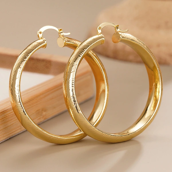 Middle Eastern women's earrings with exotic slash pattern and Hong Kong style glossy jewelry