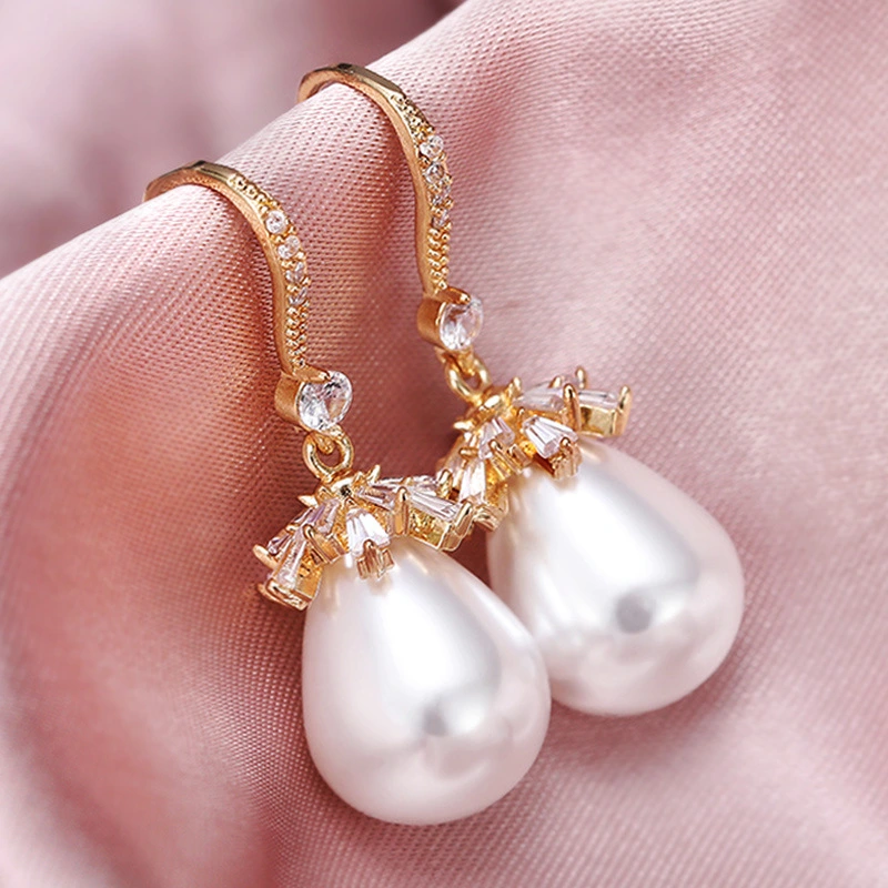 Japanese and Korean Baroque style earrings, simple artificial pearl earrings, retro palace style, long and versatile earrings