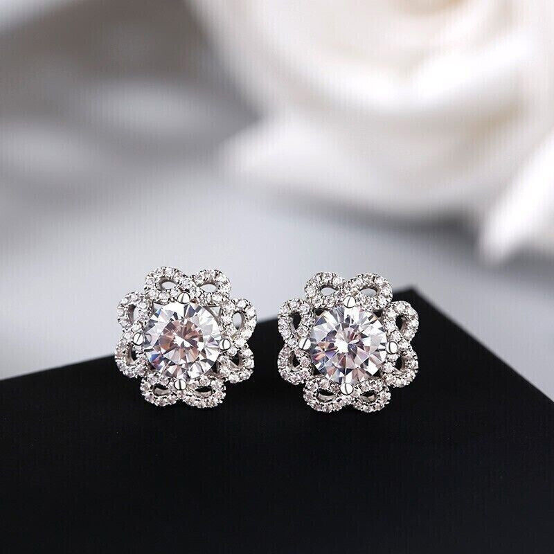 Fashionable and popular earrings with micro-inlaid zircon flowers, gorgeous and popular women's earrings, small and compact for daily commuting