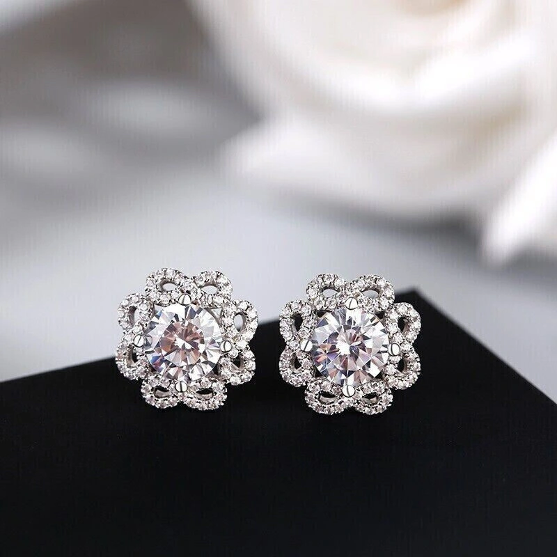 Fashionable and popular earrings with micro-inlaid zircon flowers, gorgeous and popular women's earrings, small and compact for daily commuting