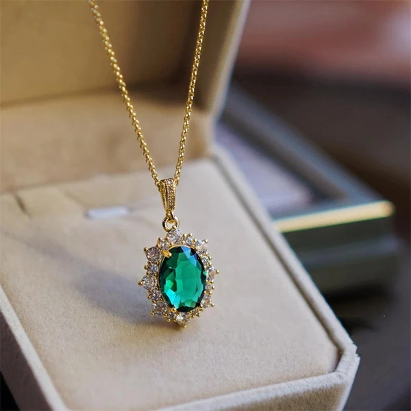  Korean version of the niche design inlaid zircon inlaid necklace temperament simple geometric pendant female light luxury necklace