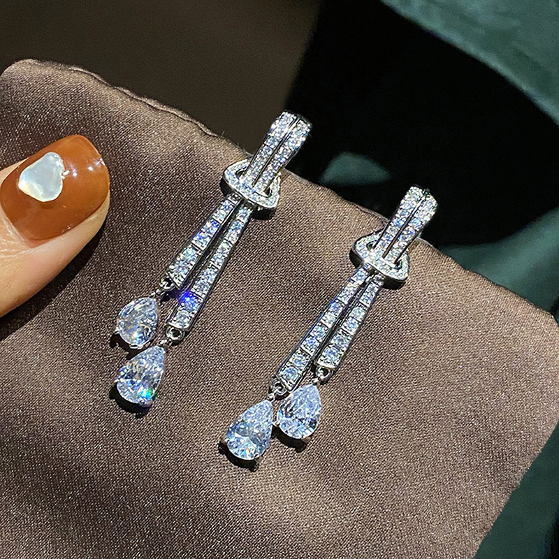 Tassel fashion earrings for women's evening dresses, water drop design earrings, fashionable light luxury style, high-end earrings