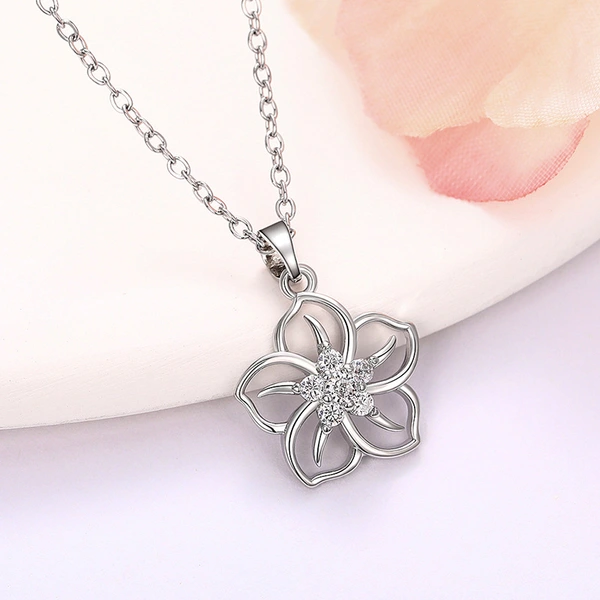  Five-petal cherry blossom necklace for women, popular sunflower clavicle necklace, Korean style zircon necklace