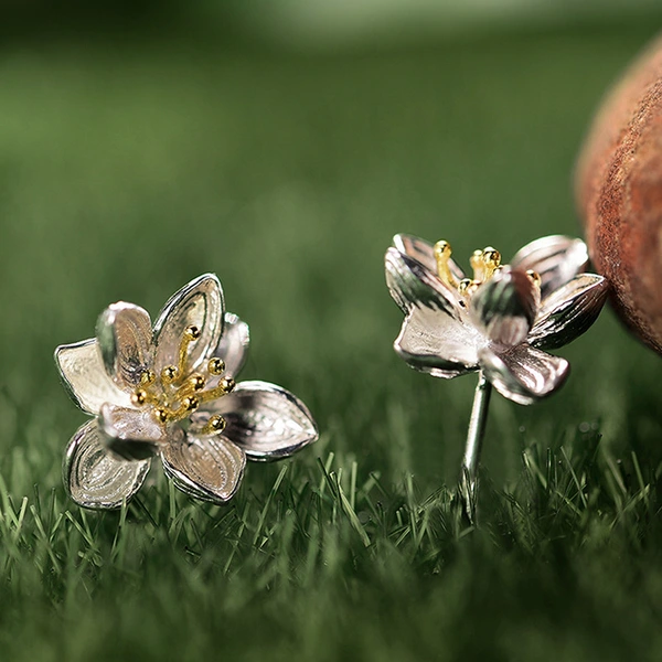   Hot selling flower earrings for women, two-color lily and camellia earrings, pastoral style, daily holiday earrings