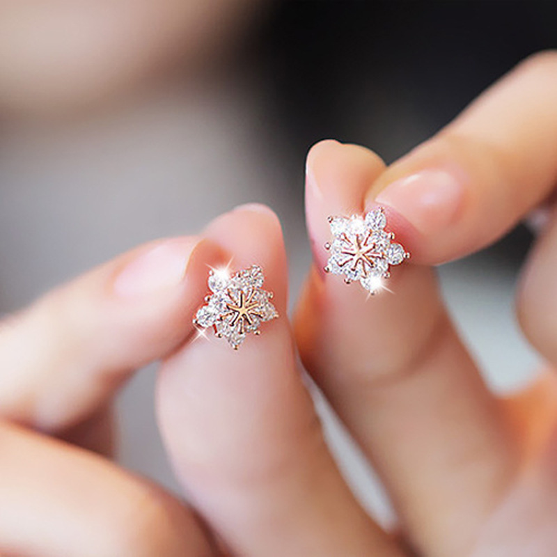 Korean fashion zircon snowflake earrings full of diamond five-pointed star Christmas earrings exquisite and compact versatile accessories