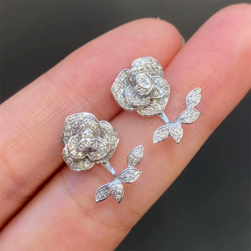 Exquisite flower and leaf earrings, fashionable and shiny, inlaid with zircon earrings for women, popular style for daily wear