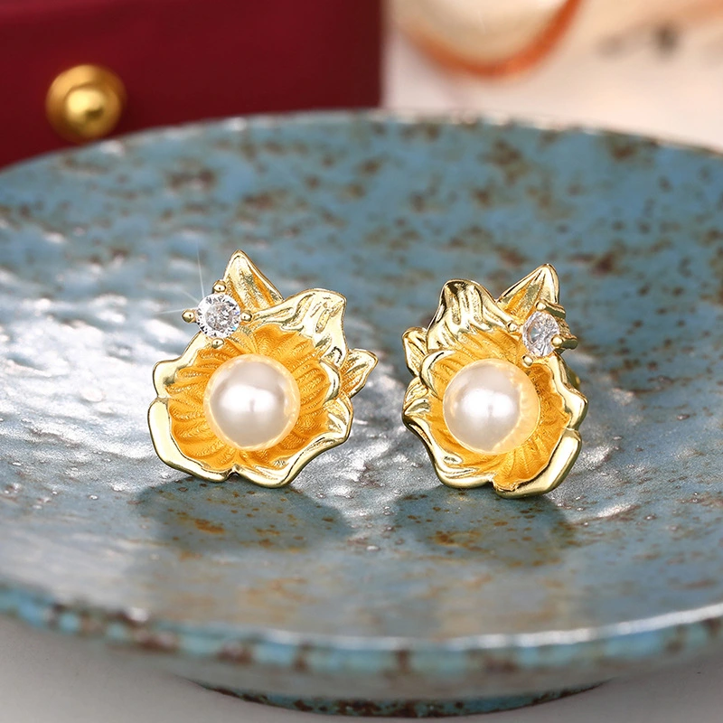  Simple imitation pearl shell earrings flower fashion French retro light luxury earrings temperament elegant earrings