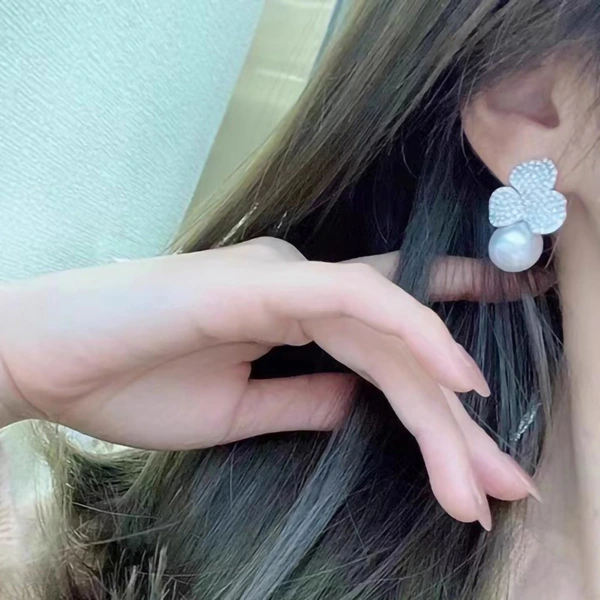 Clover imitation pearl earrings for women, fashionable, exquisite and shining earrings, light luxury style, high-end small fragrance style earrings