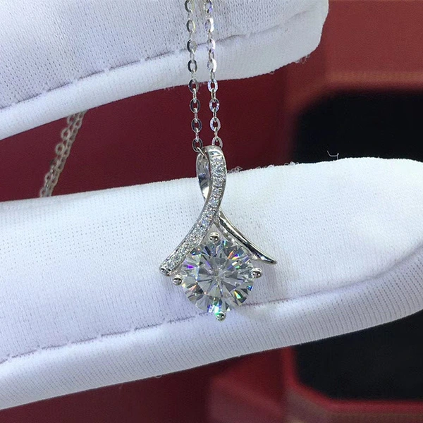 Niche design four-claw human-shaped necklace fashionable and exquisite women's zircon clavicle chain Valentine's Day gift